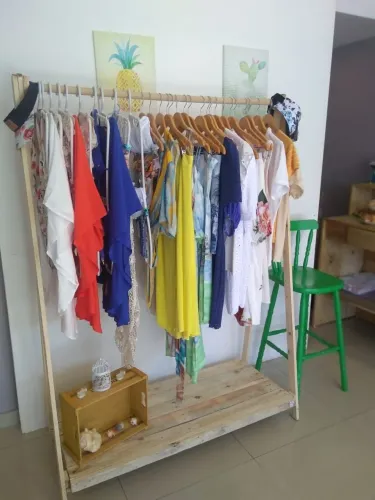 Arara de madeira para roupas