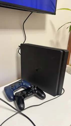 PlayStation 4 500gb, com 2 controles