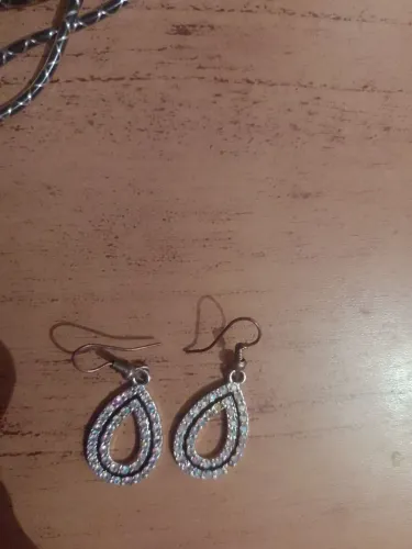 Brinco gota prateado com preto