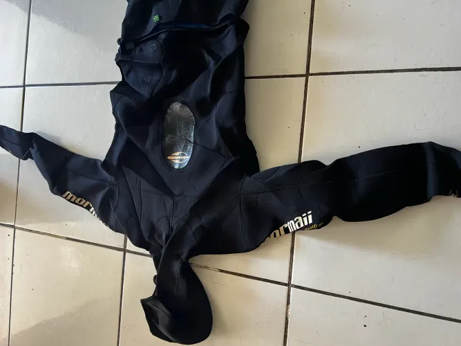 Vendo roupa de mergulho