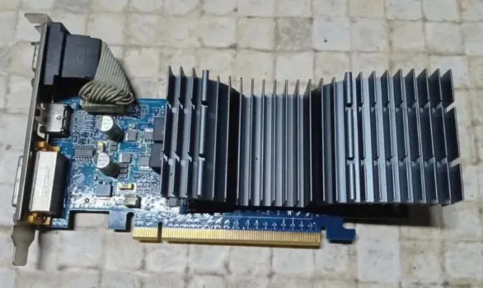 Placa de Vídeo Asus 512Mb EN8400GS, apenas 100,00