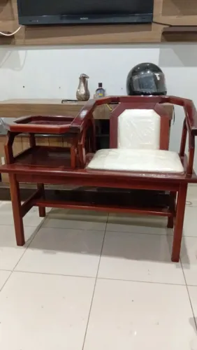 Cadeira vintagem com mesa de apoio