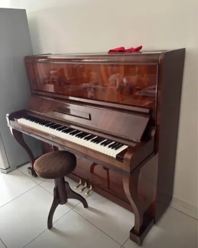 Vendo Piano ESSENFELDER Semi Novo Afinadíssimo por CR$ 16.000,00 reais!