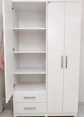 Guarda-roupa Branco com Pé