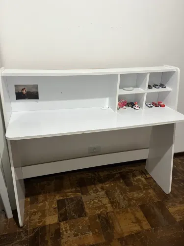 Mesa de Escritório com Prateleira