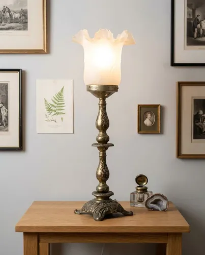 Antiga luminária em bronze com cúpula de vidro