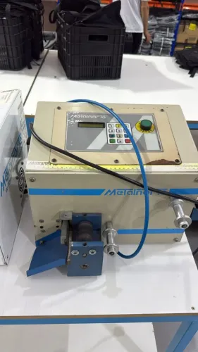 Máquina de cortar aviamentos à frio