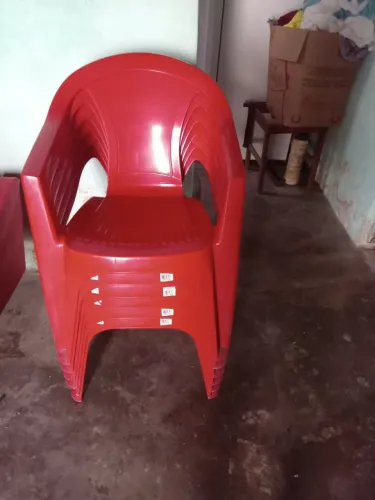 6 cadeiras e 2 mesas de bar