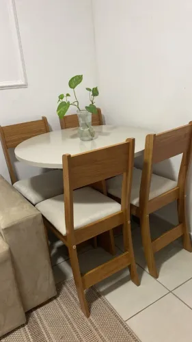 Conjunto de Mesa Redonda + 4 Cadeiras