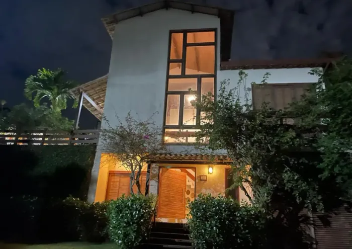 CASA À VENDA- CONDOMÍNIO DOS PÁSSAROS CABO FRIO - O condomínio disponibiliza de lazer e se