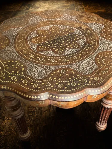 Mesa Indiana Artesanal Entalhada em Madeira Maciça - Marchetaria Floral