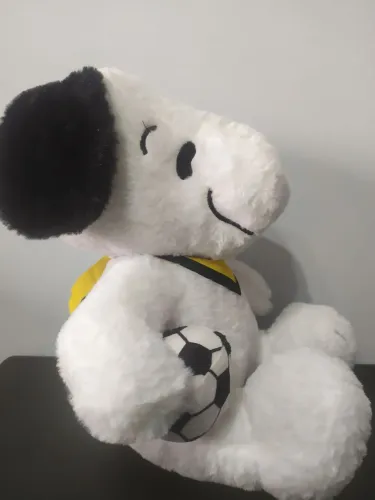 Snoopy de pelúcia com bola de futebol