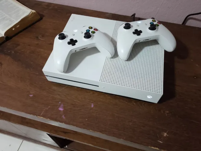 XBOX ONE S 300GB COM LEITOR DE DISCO, 2 CONTROLES ORIGINAIS MAIS CARREGADOR COM PILHAS 