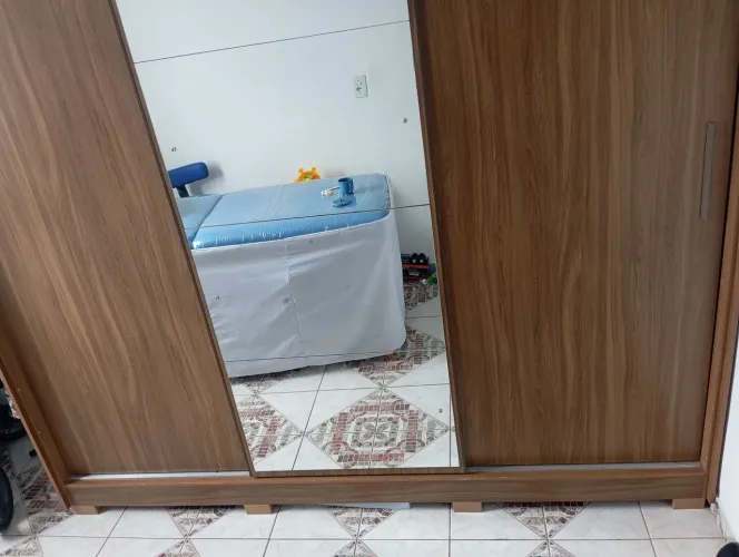 Guarda roupa casal com espelho