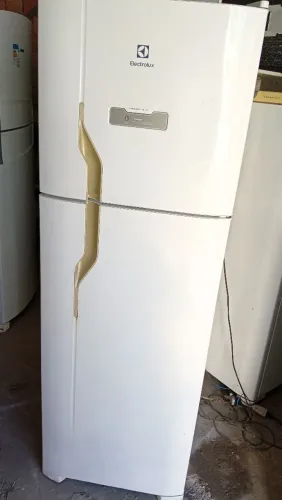 VENDO GELADEIRA ELECTROLUX SUPER CONSERVADA FROST FREE. FAÇO A ENTREGA