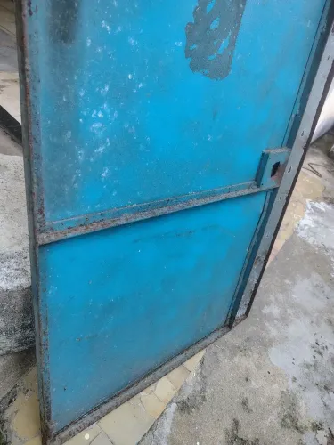Portãozinho de Chapa de Ferro 1,05x0,75 Estrutura intacta.