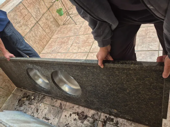 Pia de granito com 2 cubas inox