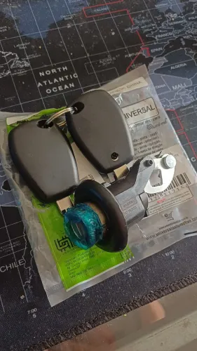 Fechadura porta mala Sandero.