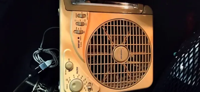 Luminária antiga e ventilador 