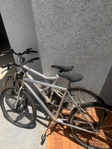 Duas bicicletas para sair rápido aceito oferta 