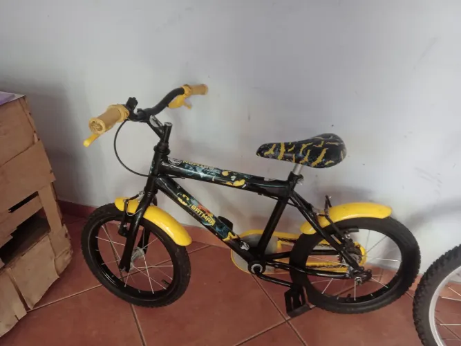 Vendo Bicicleta infantil do batman,aceito negociar.