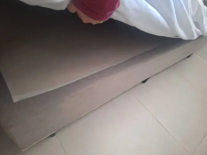 Base de cama cinza 