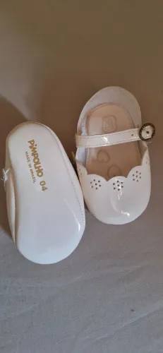 Sapatinho branco de bebê