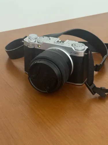 Fujifilm X-M5 prata + XC 15-45mm, super nova