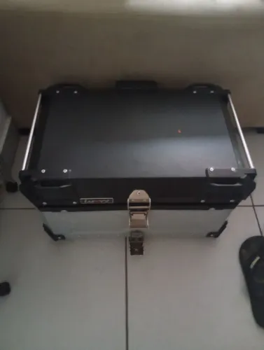 Baú de alumínio 65L com base de ferro da marca Luxxy