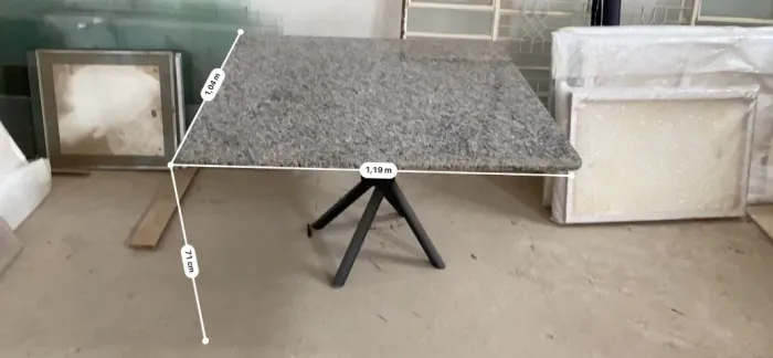 Mesa de granito com pés de ferro