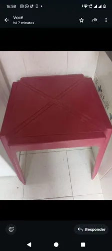 Mesa com 3 cadeiras de plástico- Cor Vinho.