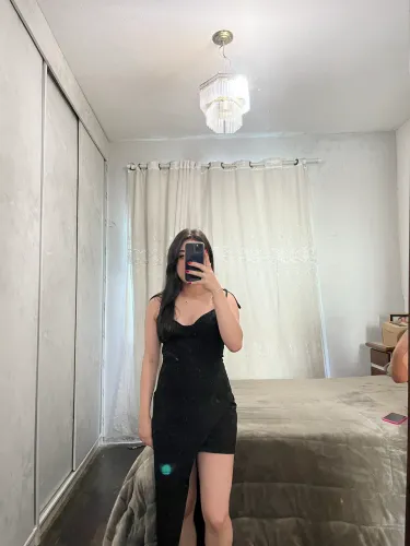 vestido preto midi com fenda