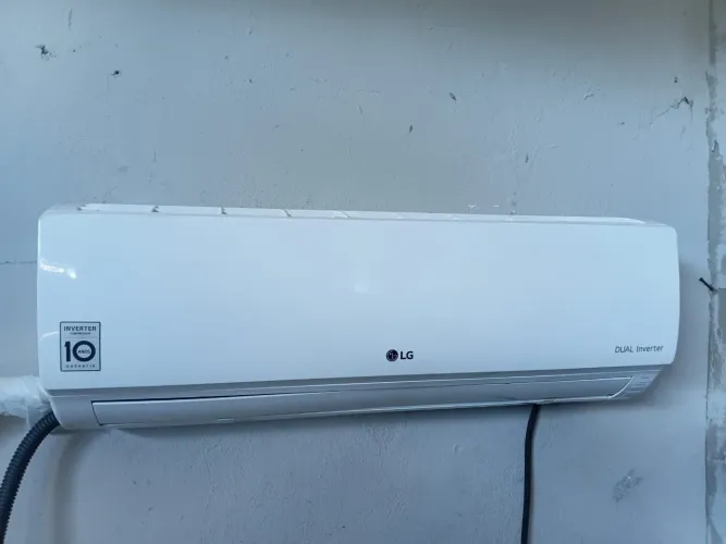 Ar-condicionado semi novo 9.000 BTUs QUENTE/FRIO