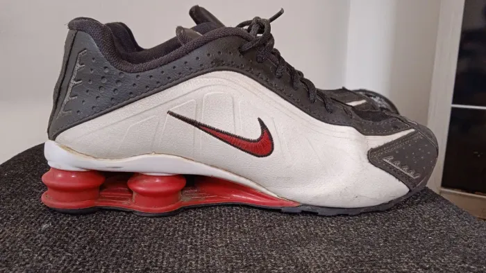 Dois tênis  da Nike,uma chuteira de campo da umbro