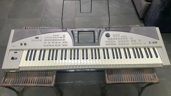Teclado Roland E-60