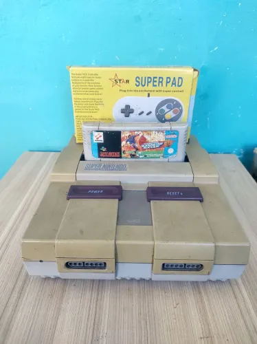 Super Nintendo funcionando perfeitamente com um controle e cabos e uma cartucho