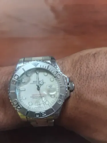 Vendo relógio rolex top mais porém está com um quebrado no vidro na afeta nada por pilha