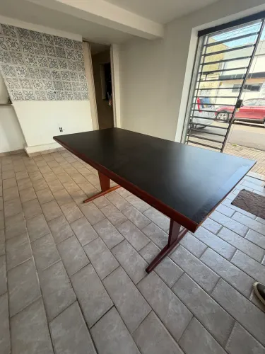 Mesa anos 60, estilo modernista com tampo de fórmica. Base em madeira cabreúva