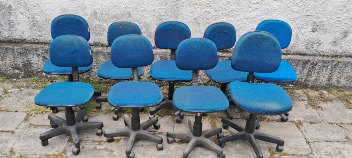 Vendo 9 cadeiras escritório, simples, sem braços, giratória com rodízios, USADAS. 