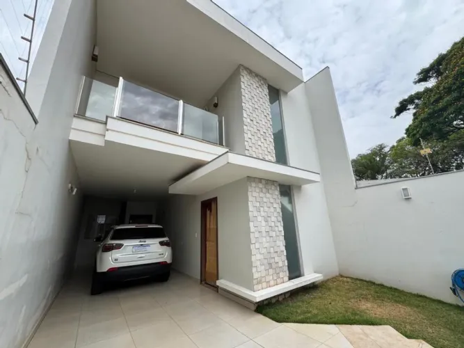 Sobrado à venda em Maringá, Zona 06, com 3 quartos, com 226.06 m²