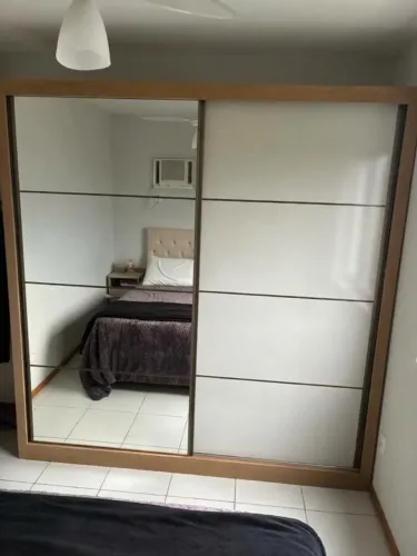 Guarda-Roupa 2 Portas de Correr com Espelho (Menos de 1 ano de uso)