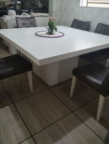 Mesa mdf 1.5 x 1.5 x 0.75 com 5 cadeiras !! Não entrego