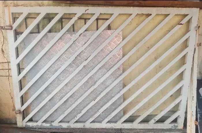 Grade Metalon com batente. Serve como portão.<br>Altura: 1.040mm <br>Comprimento: 1530mm