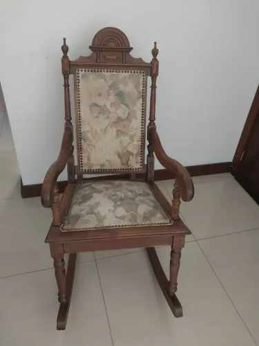 Cadeira de balanço antiga