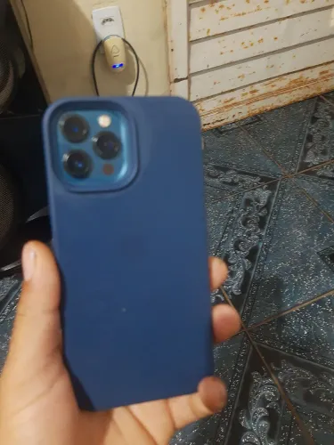 iPhone 12promax  vai com 4 capas e carregador 