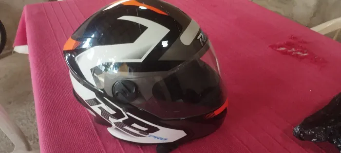 Vendo capacete R8