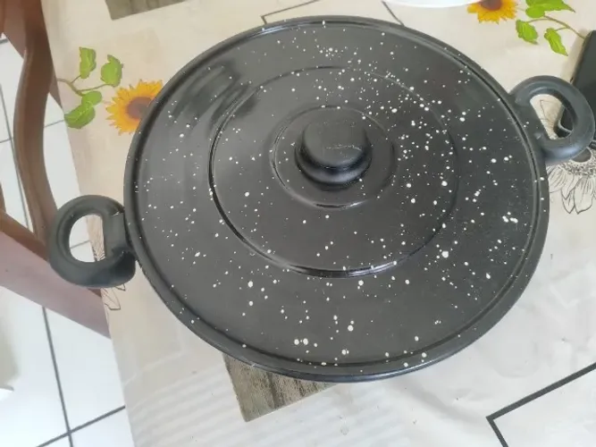 vendo uma panela de luxo com tampa