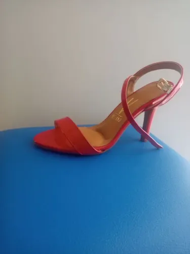 Sandália vermelha de salto alto