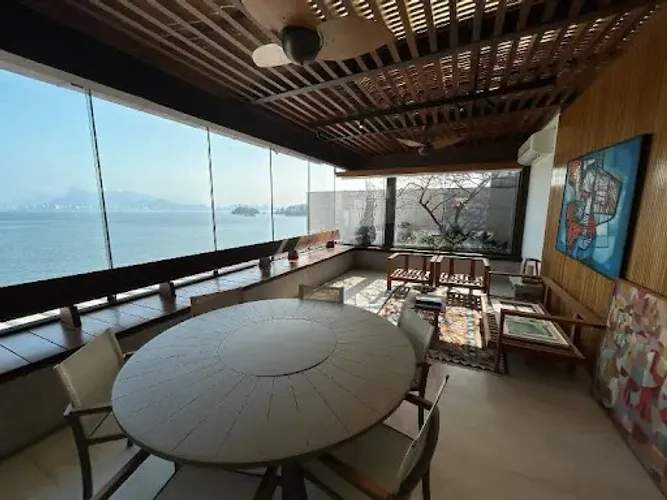 Cobertura com Vista para Praia de Icaraí com 03 Suítes, Piscina, Sauna e Churrasqueira.