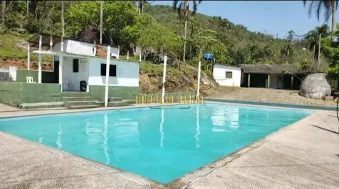 Chácara ampla com piscinas, churrasqueiras e 3 lagos de pesca no bairro Chácara Sete Cruze